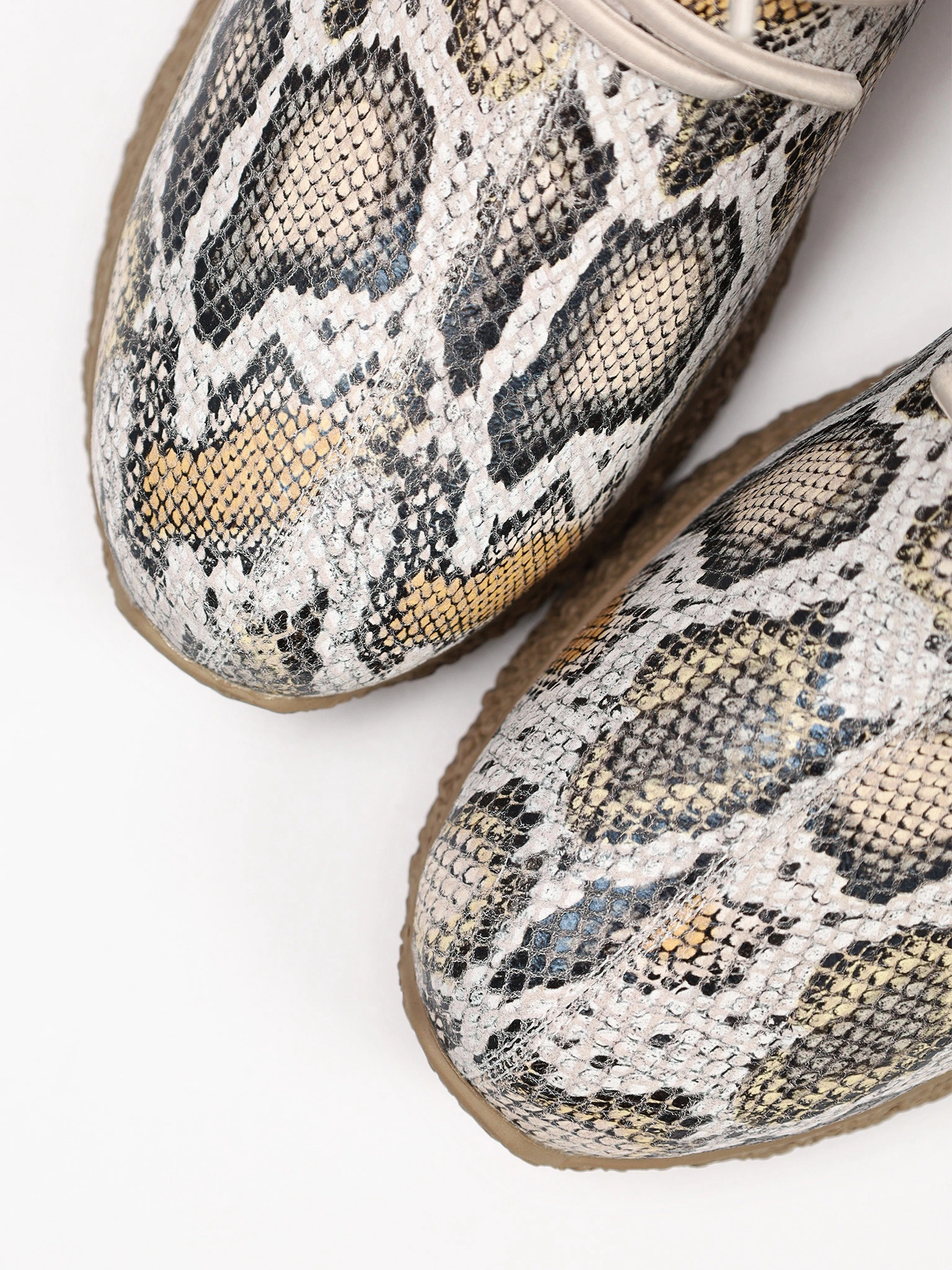 Ботинки с принтом под рептилию на низкой подошве